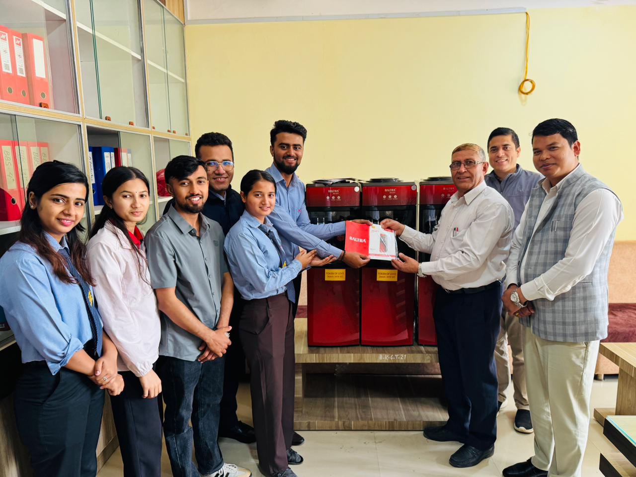 यस क्याम्पसका चौथो वर्षका विद्यार्थीहरूद्वारा मायाको चिनोस्वरूप ३ वटा पानी डिस्पेन्सर हस्तान्तरण गरिएको छ।